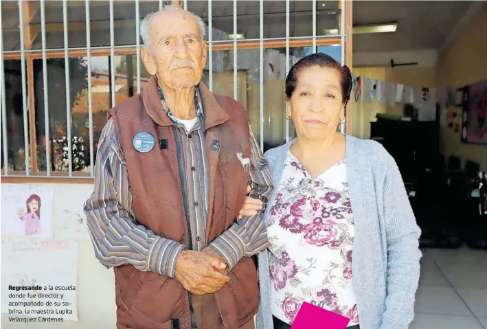  ?? FOTO: DAVID VALDEZ ?? Regresando a la escuela donde fue director y acompañado de su sobrina, la maestra Lupita Velázquez Cárdenas