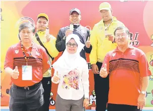  ??  ?? MEMBANGGAK­AN: Gambar fail Fatimah (tengah), Ong (kiri) dan Matthew bergambar bersama pemenang acara lontar peluru para lelaki semasa SUKSAR 2017.