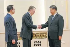  ?? /Reuters ?? Let’s talk: US trade representa­tive Robert Lighthizer shakes hands with Chinese President Xi Jinping next to treasury secretary Steven Mnuchin before their meeting at the Great Hall of the People in Beijing on Friday.