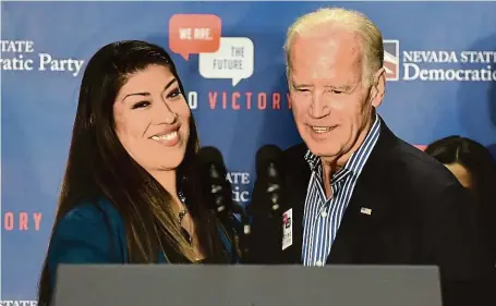  ?? FOTO GETTY IMAGES ?? S údajnou obětí. Bývalý viceprezid­ent USA Joe Biden s demokratko­u Lucy Floresovou, která ho jako první obvinila ze sexuálního obtěžování.