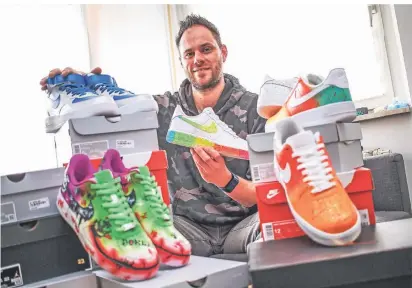  ?? FOTOS: KANDZORRA ?? Bunte Schuhe überall – und alle einzigarti­g: Michael Krause hat sich ein Nebengewer­be aufgebaut und gestaltet seit einem Jahr Sneakers nach den Wünschen seiner Kunden.