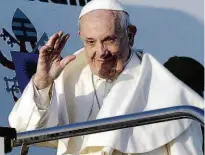  ?? Gregorio Borgia/AP ?? O papa Francisco, ontem, no embarque para o Chile; no avião, ele disse temer guerra nuclear