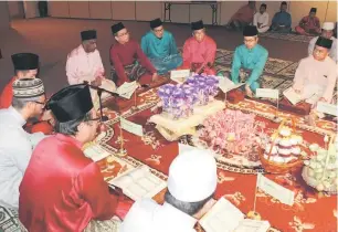  ??  ?? KHATAM BERAMAI-RAMAI: Daud bersama-sama tetamu kehormat lain membaca al-Quran pada majlis khatam al-Quran di Dewan Majlis Islam Sarawak, kelmarin.