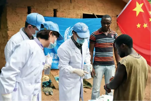  ??  ?? Chinese peacekeepe­rs in Liberia provide free medical consultati­on for local villagers on November 1, 2015