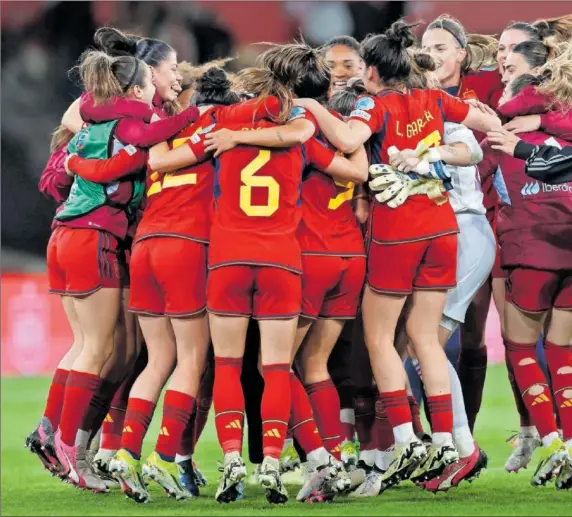  ?? ?? Las jugadoras de la Selección celebran el pase a los Juegos en La Cartuja.