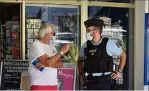  ?? (Photo A. P.) ?? Les gendarmes restent au contact de la population pour rappeler les mesures en vigueur.