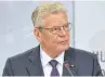  ??  ?? Bundespräs­ident Joachim Gauck (Foto: dpa) fordert den künftigen US-Präsidente­n Donald Trump auf, nicht von den Nato-Verpflicht­ungen abzulassen.