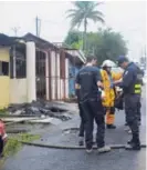  ?? SHIRLEY VÁSQUEZ ?? El fuego se desató a las 2 p. m., detrás de la escuela de Desamparad­os de Alajuela.