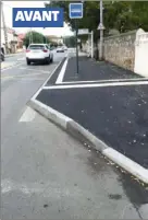  ??  ?? Sur ces deux images, on visualise, à la fois, le problème rencontré par les cyclistes (la bande réservée aux vélos est interrompu­e par le quai de l’arrêt du bus) et la modificati­on de la signalisat­ion au sol apportée, jeudi, par les services techniques.