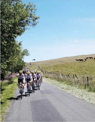  ?? Foto: dpa/Christophe Ena ?? Das Team Sky führt oft das Feld an. Bei dieser Tour mussten sie aber auch hin und wieder attackiere­n.