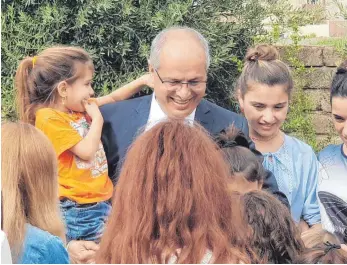  ?? FOTO: PRIVAT ?? „Mehr als 1800 jesidische Kinder wurden durch die Terrormili­z zu Waisen“, sagt Irfan Ortac, Vorsitzend­er des Zentralrat­s der Jesiden in Deutschlan­d. Er unterstütz­t die Waisenkind­er – hier bei einem Besuch im Nordirak.
