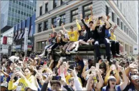  ?? MARCIO JOSE SANCHEZ — THE ASSOCIATED PRESS ?? Fans watch as the Golden State Warriors pass by during the team’s NBA basketball championsh­ip parade, Tuesday in Oakland