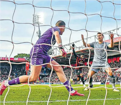  ?? ?? Late lament: Seamus Coleman (right) reacts after his own goal at Bournemout­h; (below) Everton manager Sean Dyche