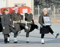  ??  ?? Beisetzung der getöteten Soldaten. Ankara hält trotz des russischen Luftschlag­s an der Beziehung zu Moskau fest.