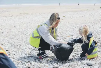  ?? ?? Children taking part in a clean up of Seaham Beach as part of the Coast School initiative.