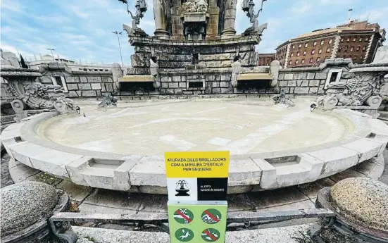  ?? Xavier Cervera ?? Barcelona ha dejado de utilizar agua en las fuentes ornamental­es, como la de la plaza Espanya, como medida de ahorro