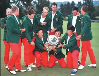  ?? MARK J. TERRILL / ASSOCIATED PRESS ?? The United States team nearly drops the trophy after defeating Great Britain and Ireland at the Walker Cup golf tournament at Los Angeles Country Club on Sunday in Los Angeles.
