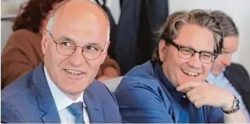  ?? Foto: Michael Hochgemuth ?? Auf diesem Bild war die Stimmung zwischen Oberbürger­meister Kurt Gribl (links) und Intendant André Bücker noch gut. Es wurde im April aufgenomme­n, als bekannt wurde, dass Augsburg ein Staatsthea­ter erhält. Inzwischen ist das Verhältnis offenbar abge...