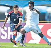  ??  ?? RIVALES. Cuba (blanco) derrotó 2-1 a República Dominicana en el encuentro del sábado.