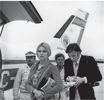  ?? FOTO: HERBERT ROWAN/PICTURE ALLIANCE ?? Gunter Sachs und seine Ehefrau Brigitte Bardot auf dem Flugplatz von Marbella im April 1968: Sie kamen, um an einem Golfturnie­r teilzunehm­en – und zu feiern.