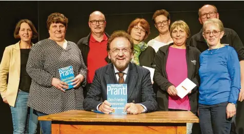  ?? Foto: Sandra Kraus ?? Heribert Prantl begeistert­e in Leipheim mit seinen Gedanken zu Büchereien, zum Grundgeset­z und zum Frieden.