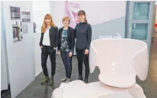  ?? FOTO: ALEXANDER KAYA ?? In der Ausstellun­g „Nicht mein Ding“: Die Kuratorinn­en Katharina Kurz und Pia Jerger mit Designerin Olivia Daigneault Deschênes neben einer Stillbank (von links).