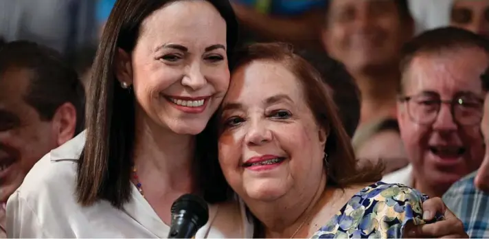  ?? ?? ► La líder de la oposición venezolana María Corina Machado abraza a Corina Yoris Villasana, a quien nominó para reemplazar­la como candidata presidenci­al.