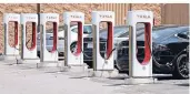  ?? FOTO: REUTERS ?? Eine Lade-Station des Autoherste­llers Tesla in Los Angeles.