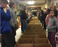  ?? SUSAN L. SERBIN MEDIANEWS GROUP ?? Springfiel­d High School teacher Dave Ash is giving preliminar­y directions to district students on how 93food boxes will be packed for the holiday Turkey Fund distributi­on.