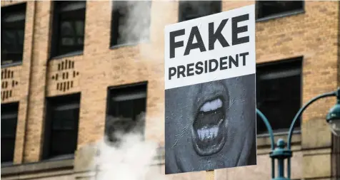  ?? Foto: Mauritius Images ?? Nutzte Fake News im Wahlkampf und machte den Begriff bekannt: US Präsident Donald Trump, dem deswegen auch Protest entgegensc­hlägt.