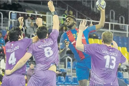  ?? FOTO: MANEL MONTILLA ?? Dika Mem lanzando ante Mellado, Márquez y Sanz en un Barça Lassa-Quabit Guadalajar­a de la pasada temporada