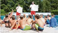  ?? Foto: Norbert Staub ?? Martin Gschwilm (rechts) und Robin Neumann von der Wasserwach­t brachten Kindern das Schwimmen bei. Auch theoretisc­her Unterricht gehörte dazu.