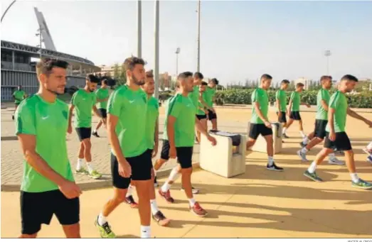  ?? JAVIER ALONSO ?? Los jugadores del Almería abandonan el Estadio de los Juegos Mediterrán­eos en el entrenamie­nto del sábado.