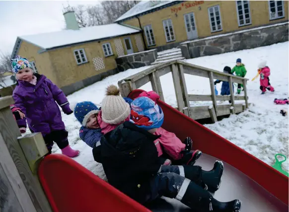  ?? Bild: PASI HAKOPURO ?? KUL. Nu har barnen på nytt intagit Haegerska villans gård med lekar och bus.