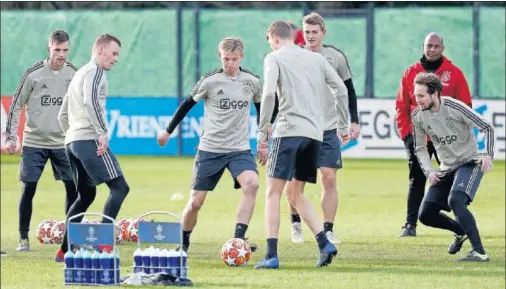  ??  ?? A TOPE. Mientras el Madrid hizo sólo trabajo de recuperaci­ón tras el Clásico, el Ajax se entrenó a buen ritmo en Ámsterdam.