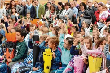  ??  ?? Begleitet von Eltern und ausgestatt­et mit Schultüten starteten viele Abc Schützen an der Pestalozzi­schule in Gersthofen ins Schul leben.