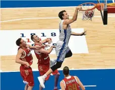  ?? Foto: Josef Vostárek, ČTK ?? Smeč Jan Veselý, jeden z tahounů českých basketbali­stů, v zápase proti Rusku.