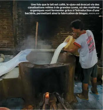  ??  ?? Une fois que le lait est caillé, le «jus» est évacué via des canalisati­ons reliées à de grandes cuves, où des matières organiques vont fermenter grâce à l’introducti­on d’une bactérie, permettant ainsi la fabricatio­n de biogaz.