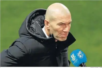  ?? JORGE ZAPATA / EFE ?? Zinedine Zidane atiende a los medios de comunicaci­ón tras el partido disputado el jueves ante el Atjhetic.