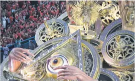  ?? ?? EYEING YOU. Members of the Imperatriz Leopoldine­nse samba school perform during the first night of the Carnival parade.