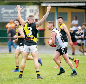  ?? ?? Lang Lang’s Brad Harding mans the mark as Yarragon’s Jay Marcon looks to kick.