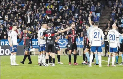  ?? ANDREEA VORNICU ?? Expulsado
El árbitro muestra la tarjeta roja a Jairo tras agredir a Mouriño al borde del descanso.