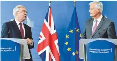  ?? FOTO: AFP ?? Der britische Brexit-Minister David Davis (links) und der EU-Chefunterh­ändler Michel Barnier haben viel zu besprechen.