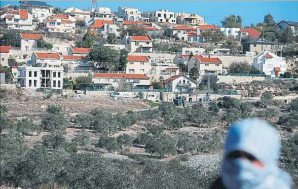 ?? JAAFAR ASHTIYEH / AFP ?? Expansión. Los asentamien­tos judíos en Palestina, como este de Kedumim, cerca de Nablús, nunca han dejado de crecer en número y tamaño. Esta estrategia lastra la solución de dos estados, como ha señalado la ONU