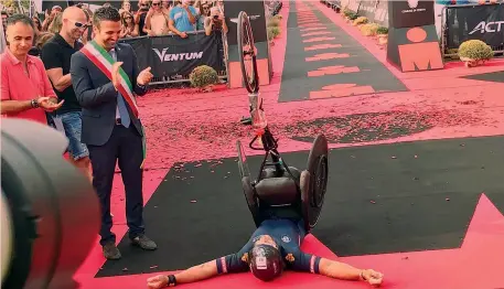  ??  ?? Alex Zanardi, bolognese 51 anni, quattro ori paralimpic­i fra Londra 2012 e Rio 2016, esausto e felice sul traguardo dell’Ironman di Cervia