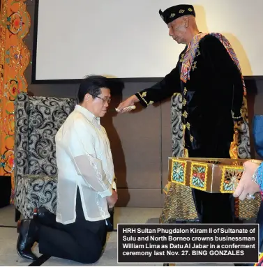  ?? BING GONZALES ?? HRH Sultan Phugdalon Kiram II of Sultanate of Sulu and North Borneo crowns businessma­n William Lima as Datu Al Jabar in a conferment ceremony last Nov. 27.