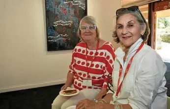  ??  ?? Art students Wendy Raleigh (left) and Helen Rice are studying pen and ink.