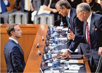  ?? Foto: Brendan Smialowski, afp ?? Noch Fragen? Milliardär Mark Zuckerberg (links) im Gespräch mit den beiden republikan­ischen Senatoren John Thune und Chuck Grassley (rechts).