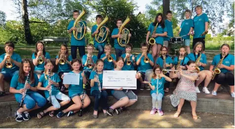  ?? Foto: Heike Lenz ?? Die Bläserklas­se der Realschule Thannhause­n erreicht beim Bläserklas­senwettbew­erb des Bayerische­n Blasmusikv­erbands den ersten Platz. Das Foto zeigt die Klasse 5 b mit Siegerurku­nde, Scheck und Pokal.