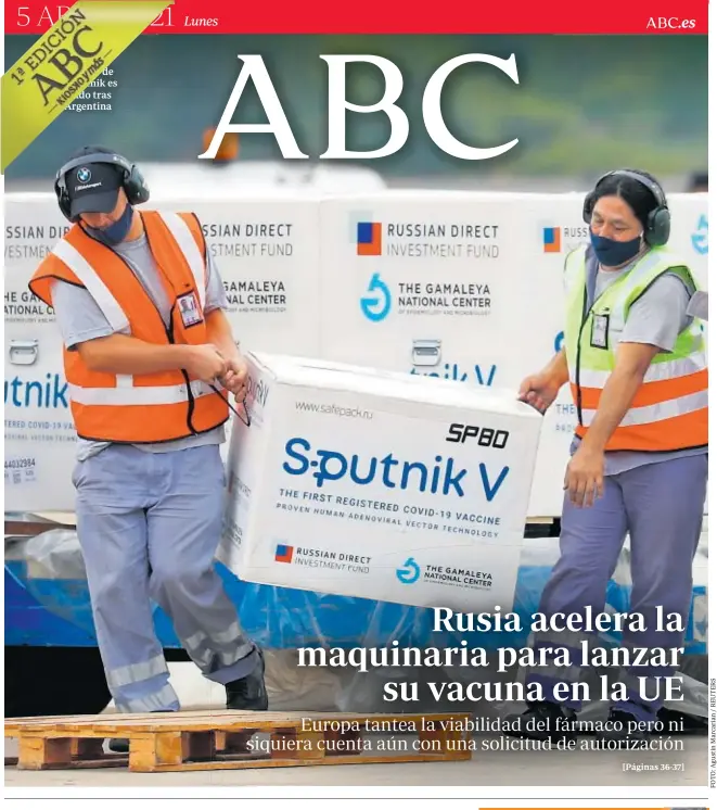  ??  ?? Un cargamento de dosis de Sputnik es transporta­do tras llegar a Argentina